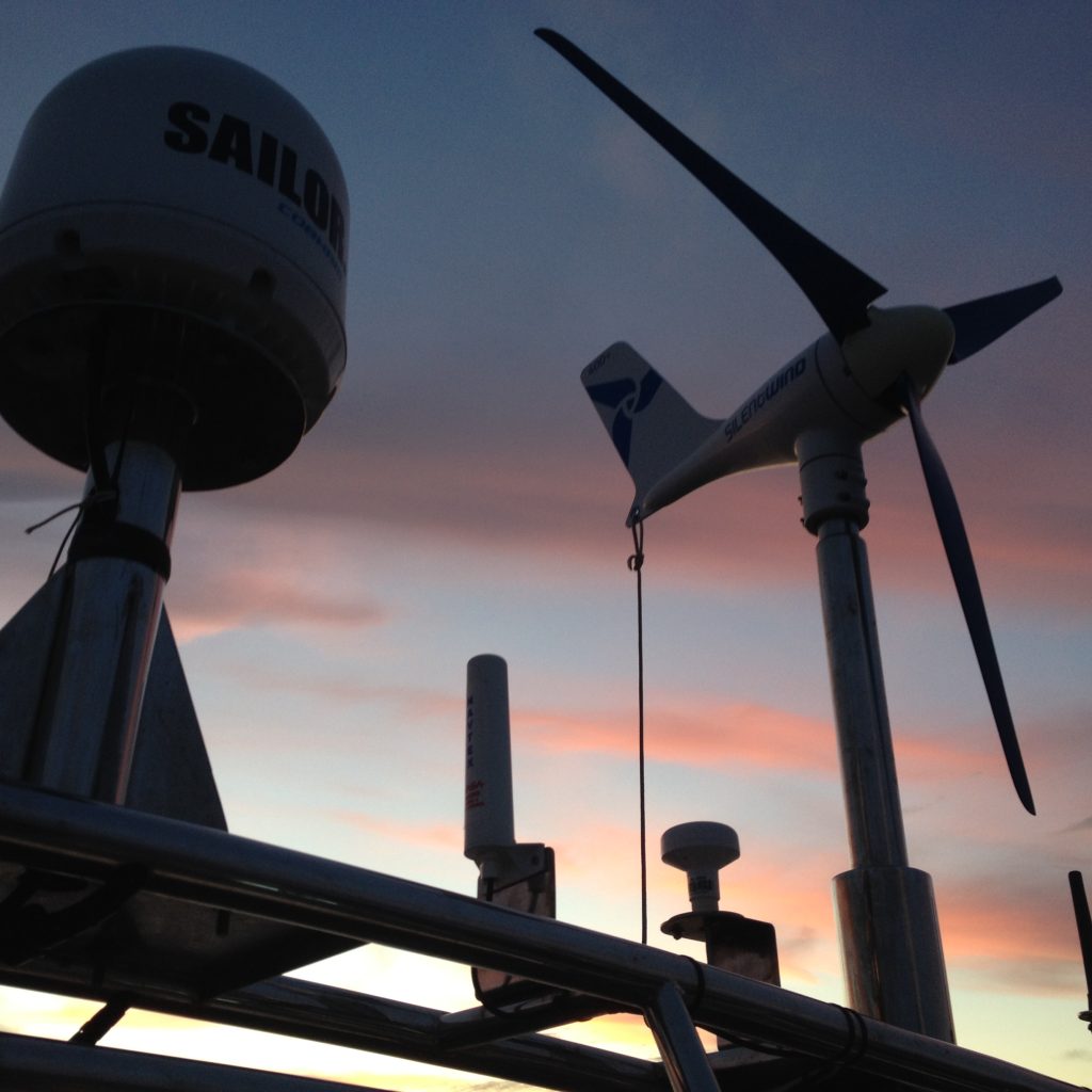 La Revolución Silenciosa: Aerogeneradores en Veleros, ¿Lujo o Necesidad en la Travesía Moderna?