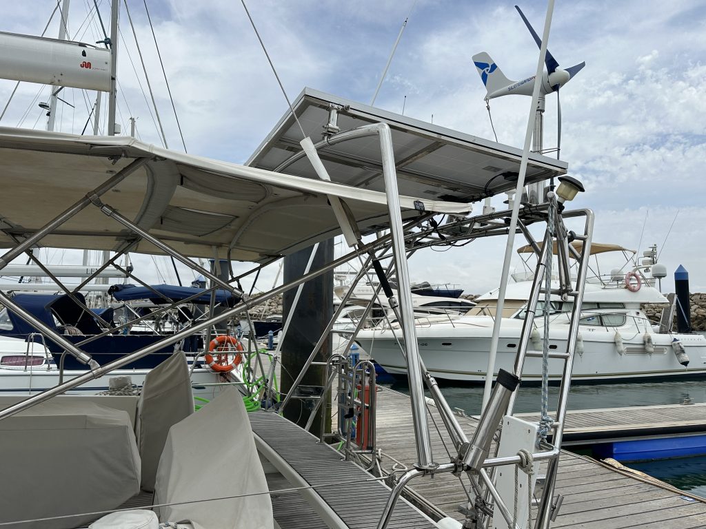 Guía Exhaustiva para la Elección de Paneles Solares en Veleros de Serie: Rígidos vs. Flexibles